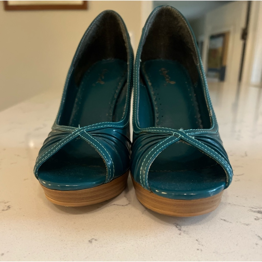 Peep toe shoes. EUC.
